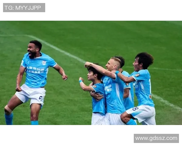 退役足球明星重返赛场激情对决小场赛引发球迷热潮