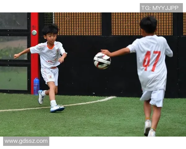 广州足球明星球童的成长之路与梦想追逐的精彩故事 广州足球明星球童的成长之路与梦想追逐的精彩故事