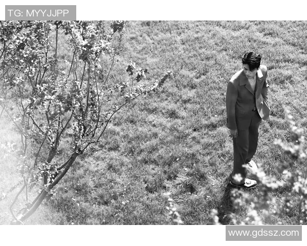 足球明星魅力无限黑色衬衫时尚造型全景展示