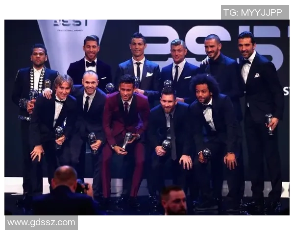 与足球明星同框的精彩瞬间分享你的热爱与激情