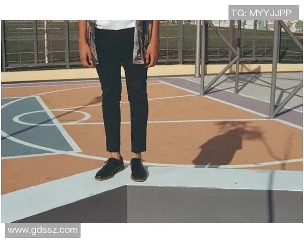 篮球明星因脚伤缺席比赛的背影与坚持的故事分享 篮球明星因脚伤缺席比赛的背影与坚持的故事分享